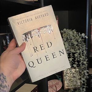 Red Queen by Victoria Aveyard - White/Cream Cover